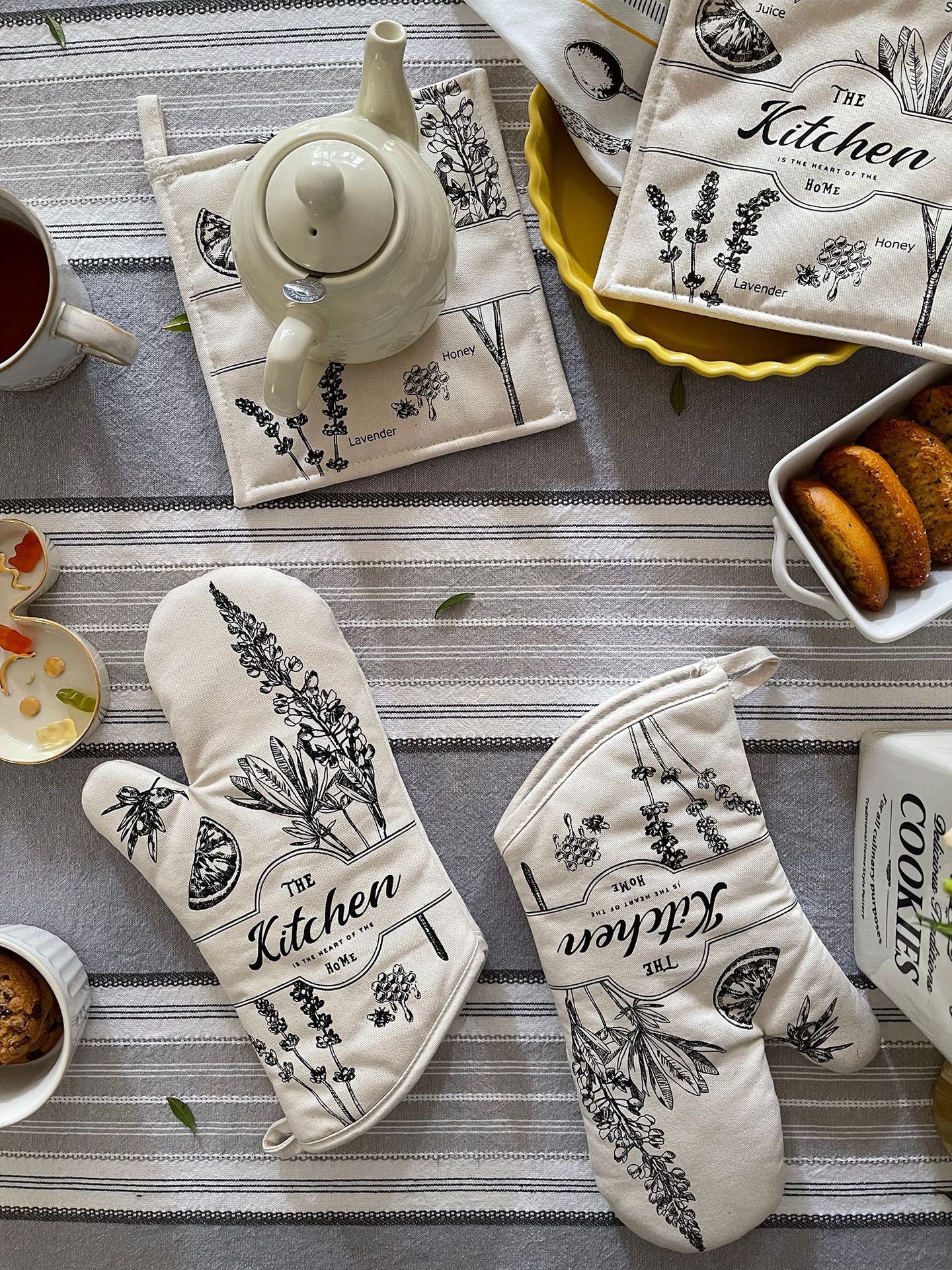 Kitchen and potholder set
